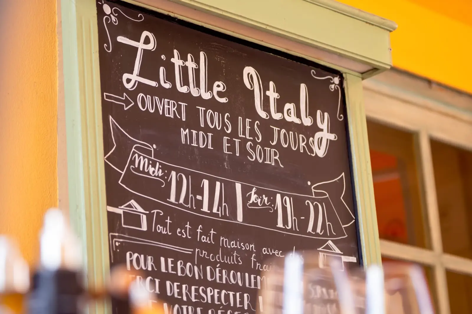 Ardoise des horaires devant Little Italy · ouvert tous les jours midi et soir, rue Piéta à Menton