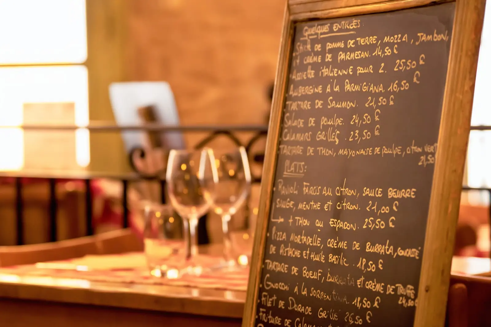 L'ardoise des suggestions dans la salle · carte du restaurant italien Little Italy à Menton