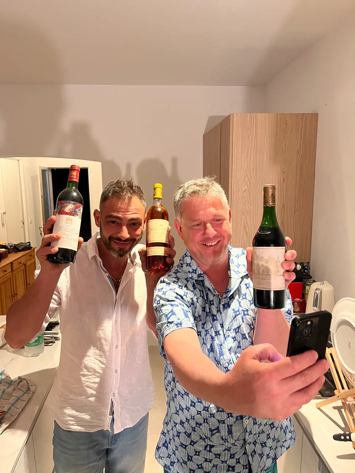 Francky et Jérémy dans la cave du restaurant italien Little Italy à Menton, présentant deux grands crus français