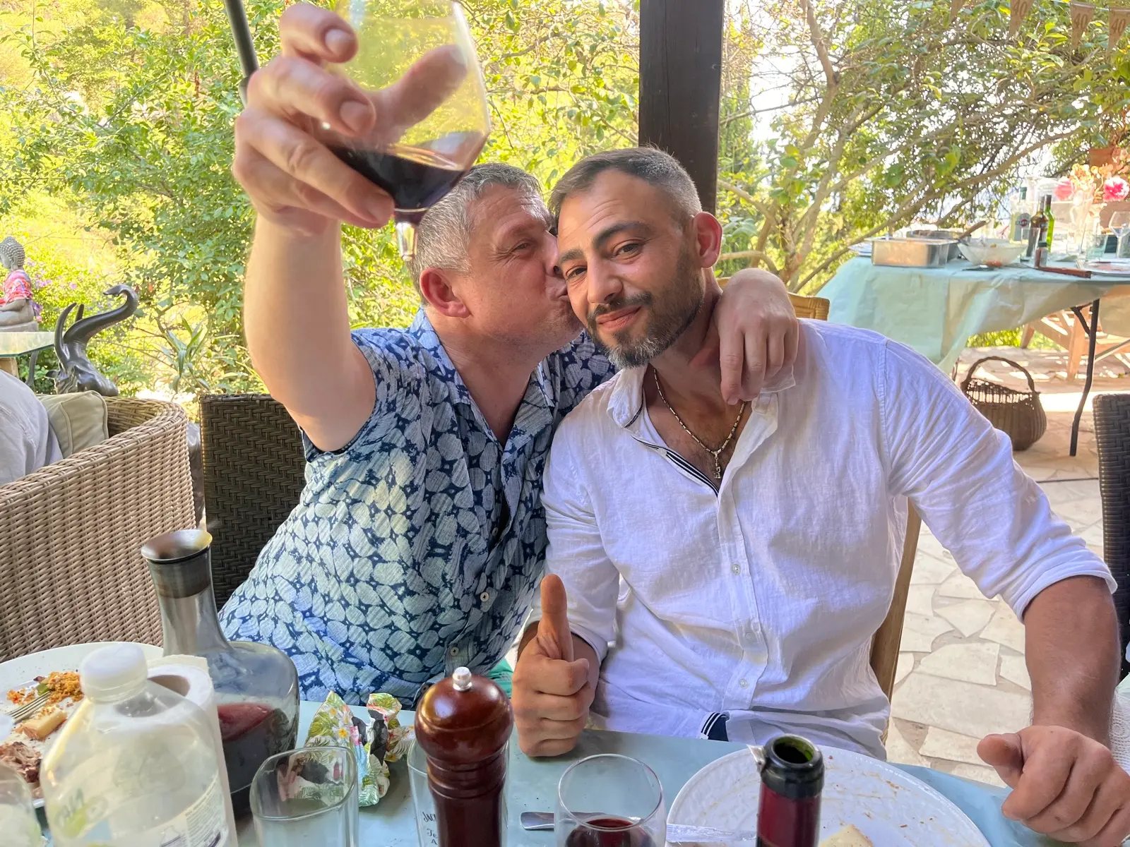 Francky et Jérémy en terrasse au Little Italy à Menton, dégustation de vin italien en duo