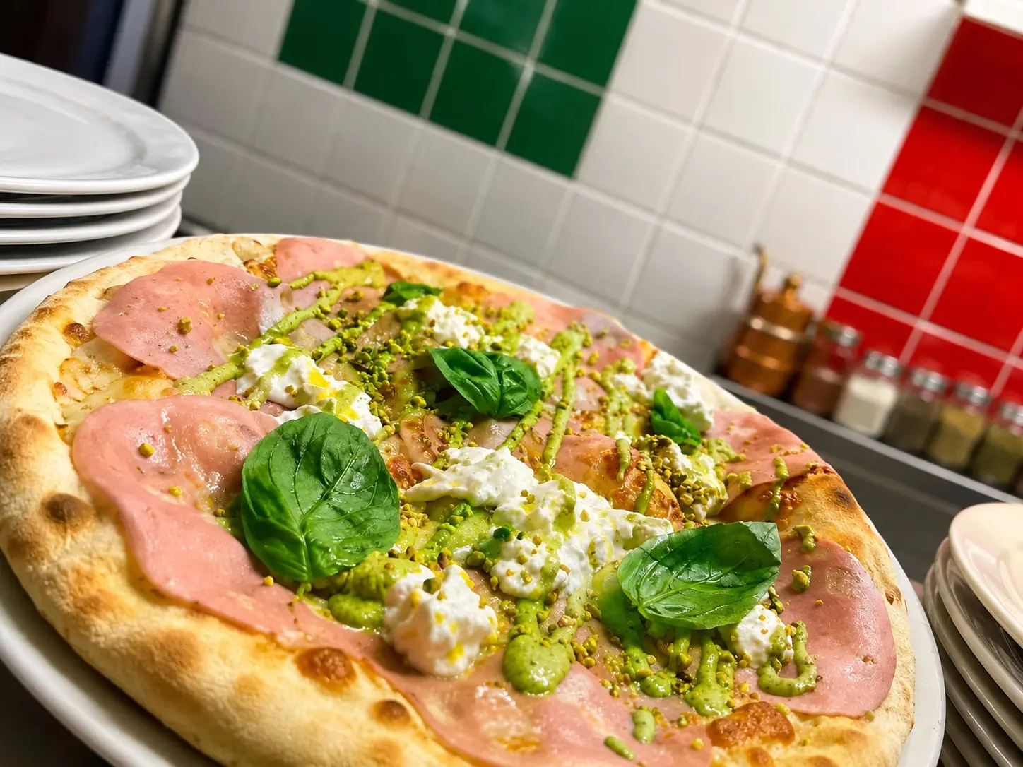 Pizza Mortadelle · burrata, pistache