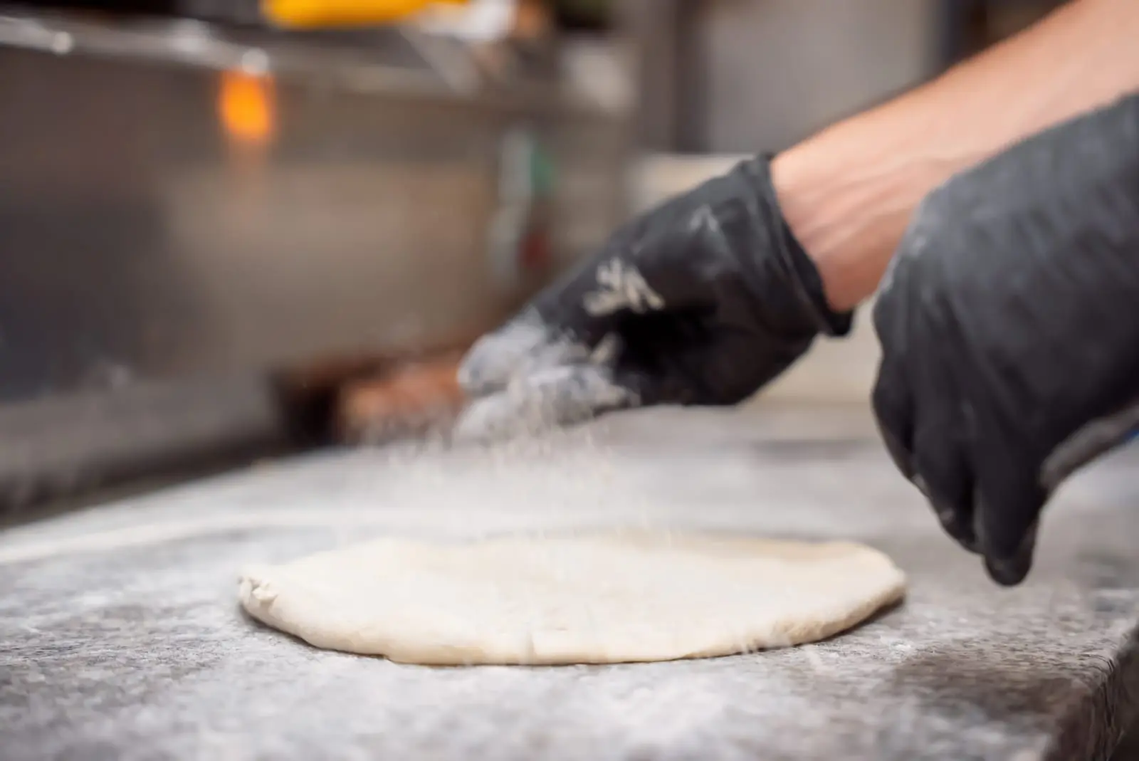 Le pizzaiolo travaille la pâte