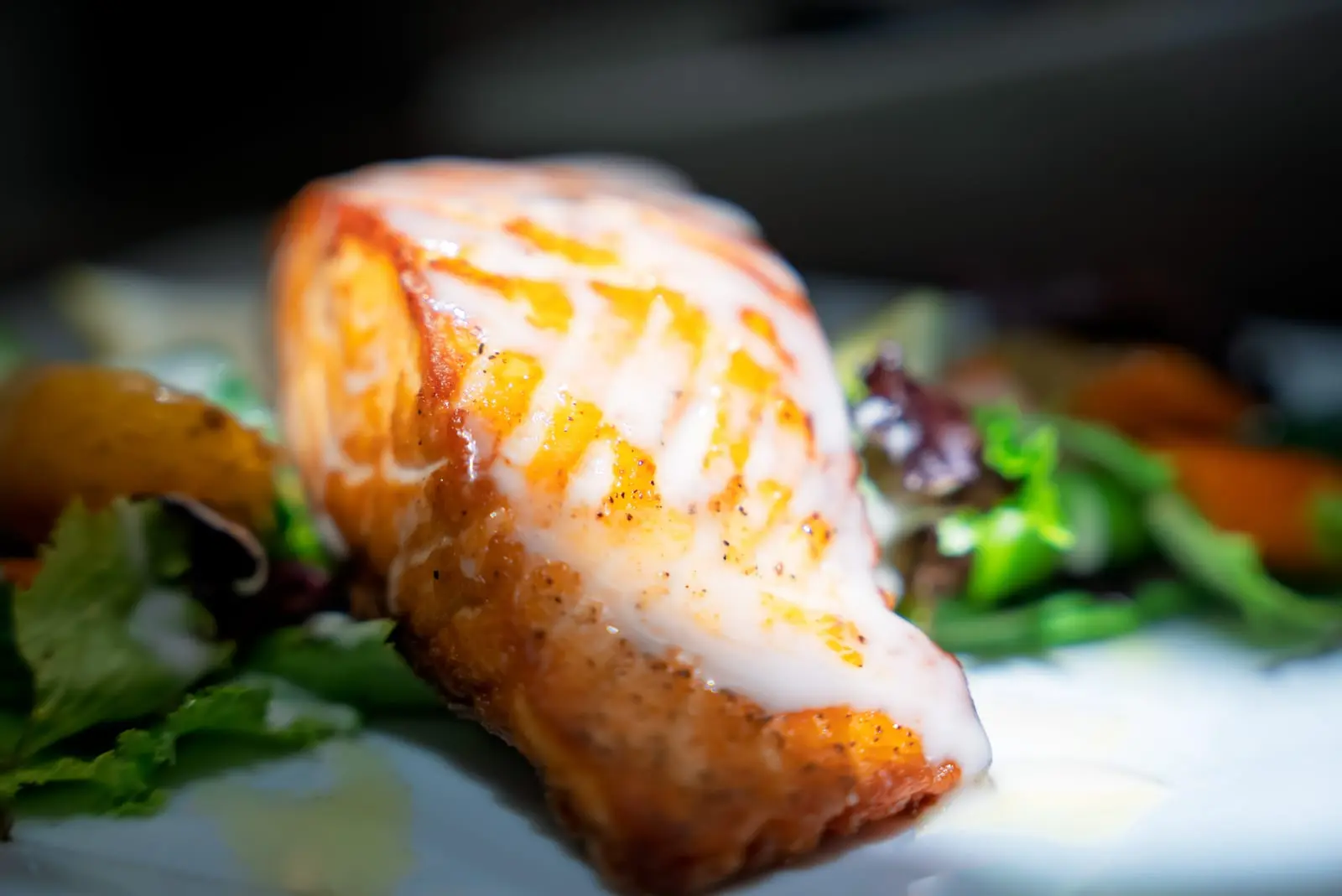 Saumon et salade de saison