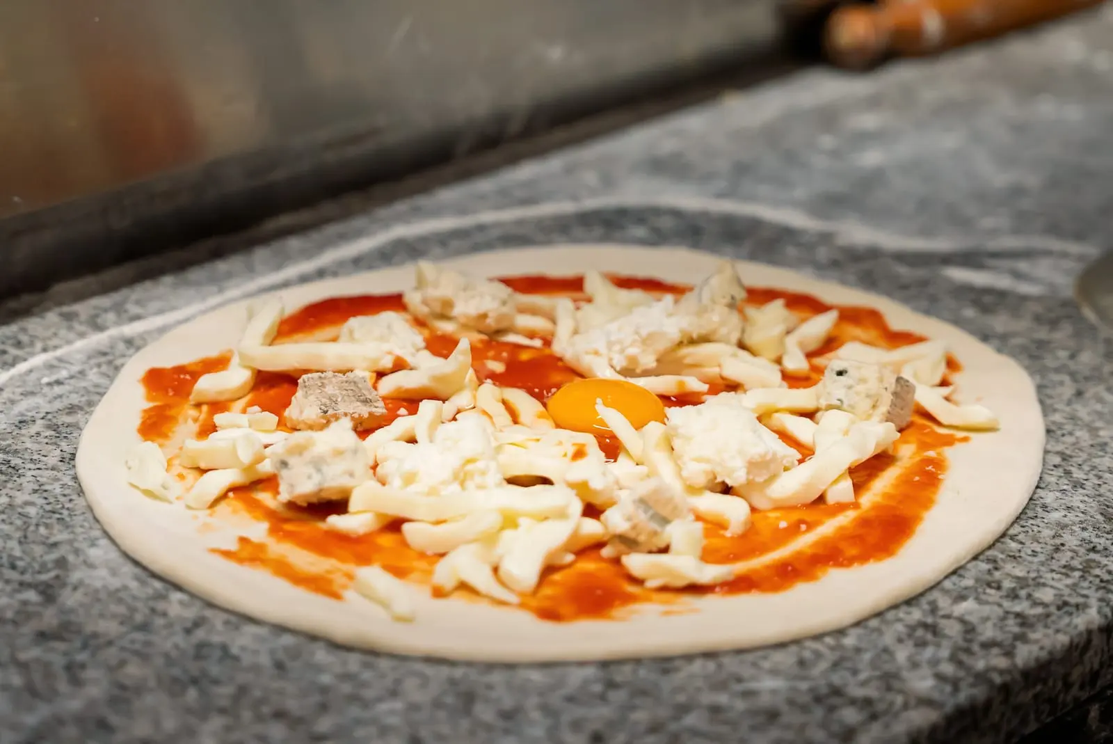 Pizza garnie avant le four