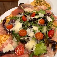 Pizza Little Italy · jambon cru, parmesan, salade