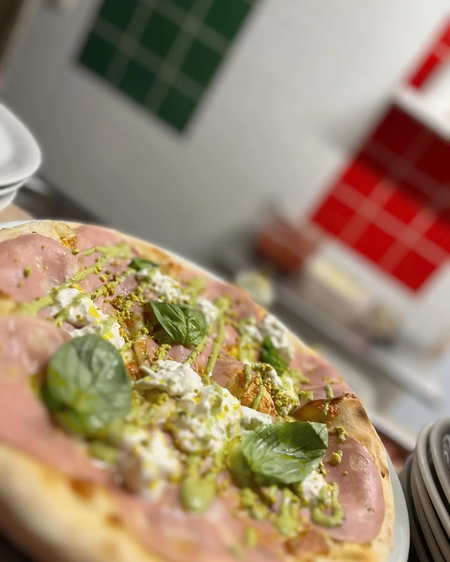 Pizza Mortadelle · burrata, pistache, basilic