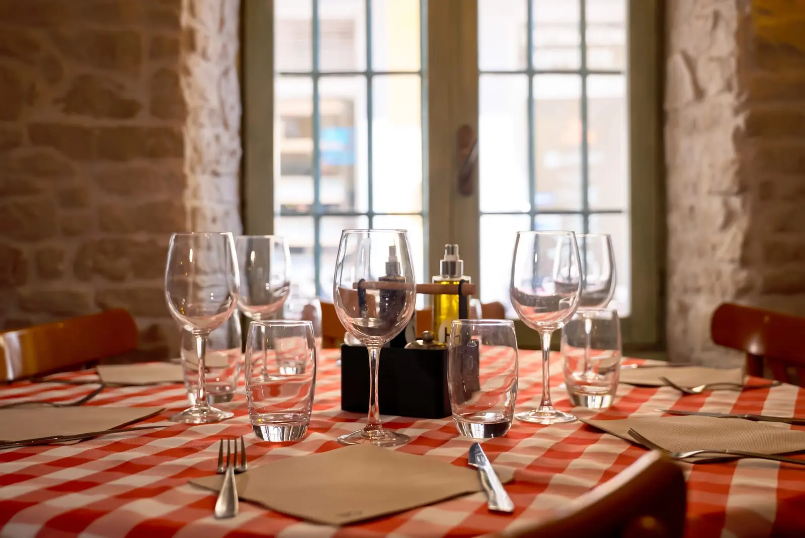 Table dressée aux pierres apparentes · votre table dès deux couverts chez Little Italy Menton