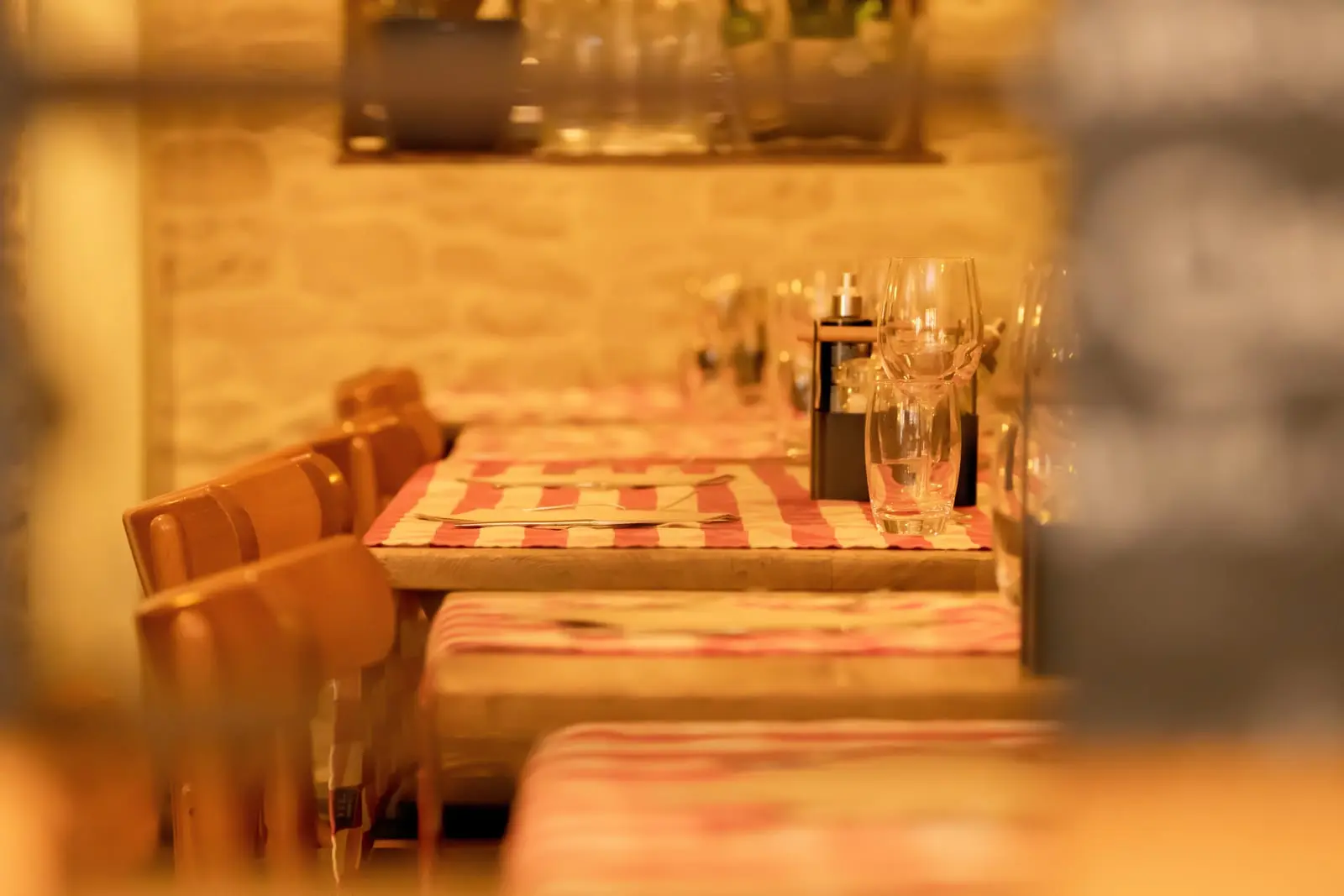 Table à la nappe vichy dans la salle · devis repas de groupe Little Italy Menton
