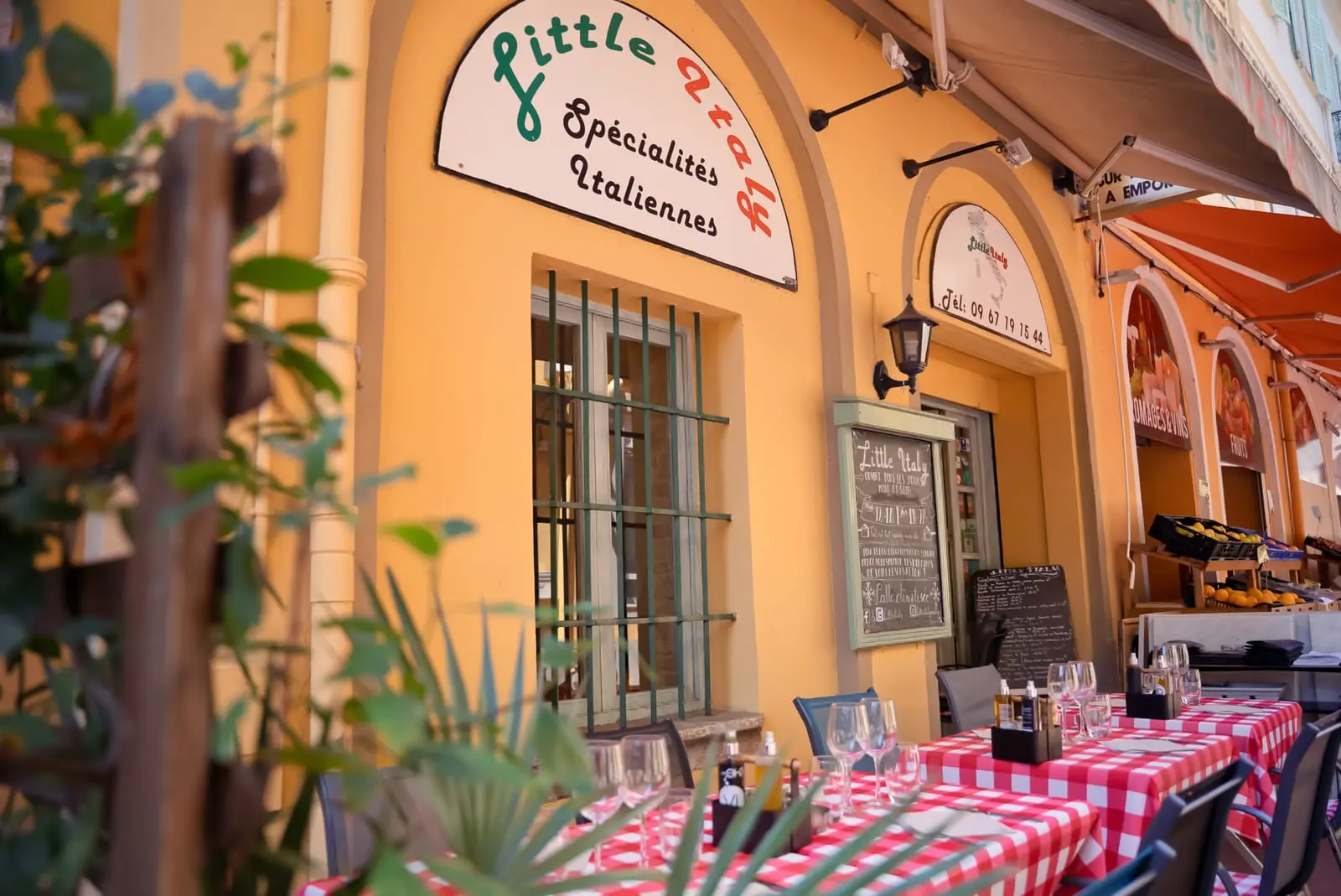 L'enseigne et la terrasse rue Piéta · trouver Little Italy à Menton