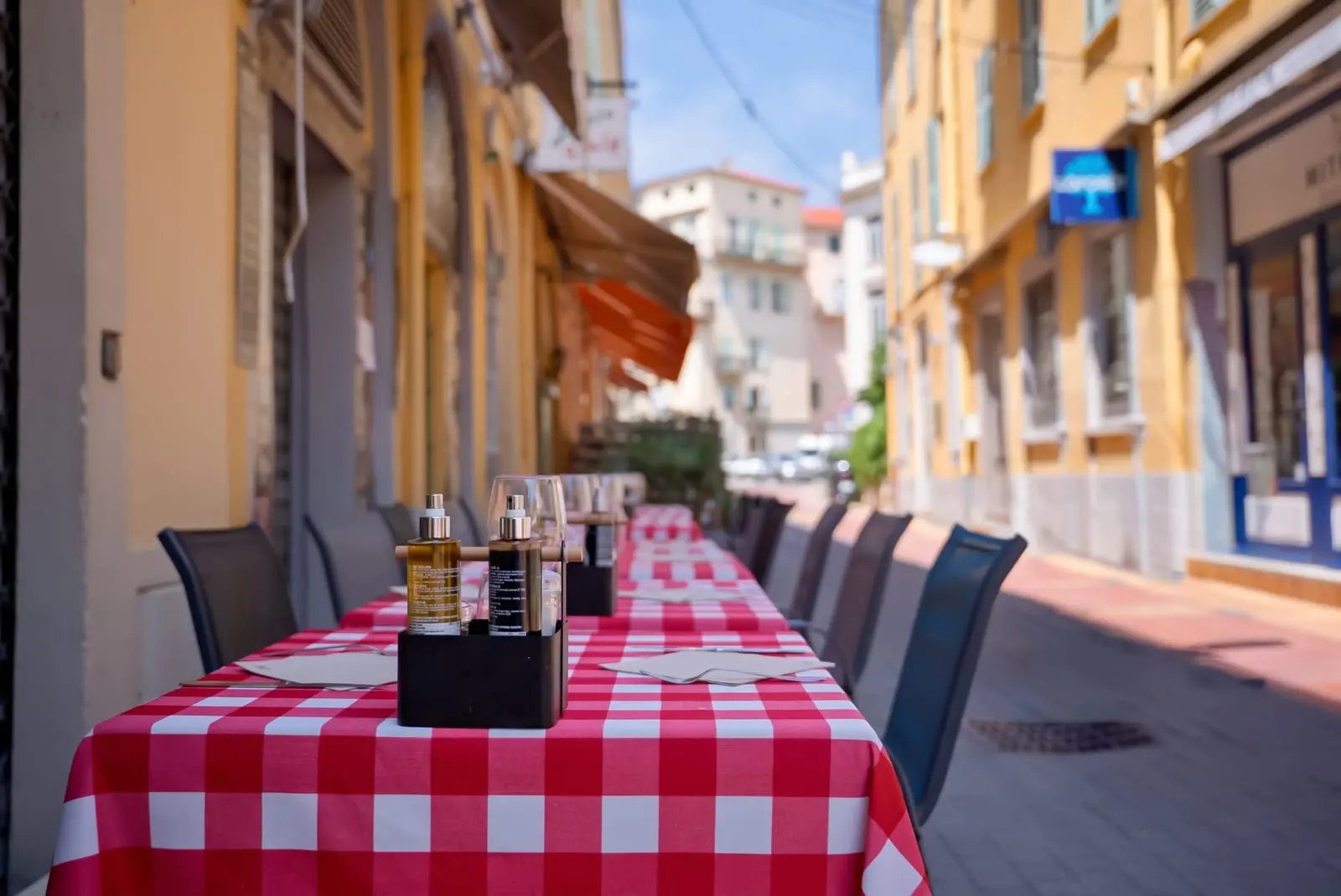 Tables alignées rue Piéta · repas de groupe jusqu'à 20 couverts chez Little Italy Menton