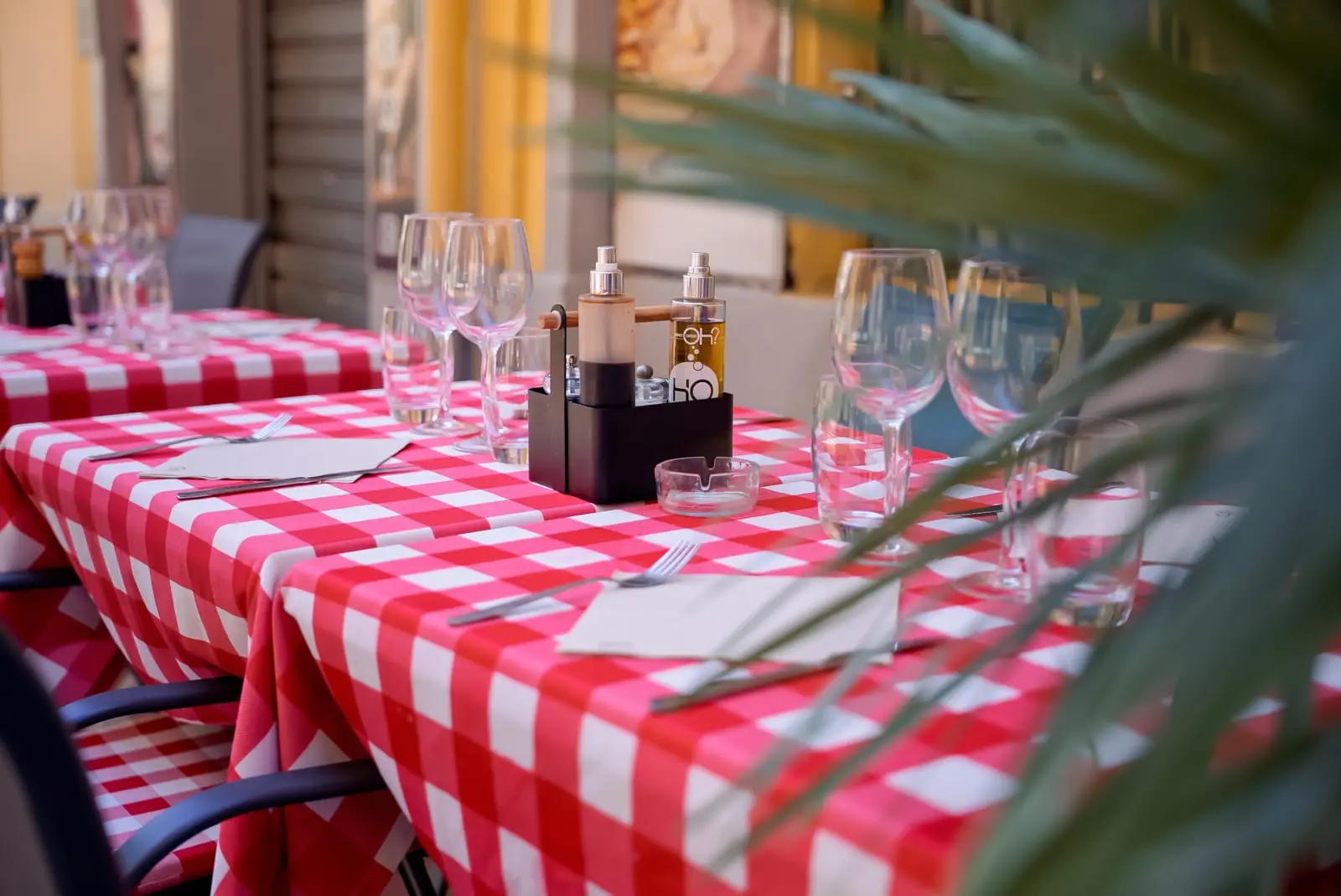 Grandes tables dressées en terrasse · repas de groupe chez Little Italy à Menton