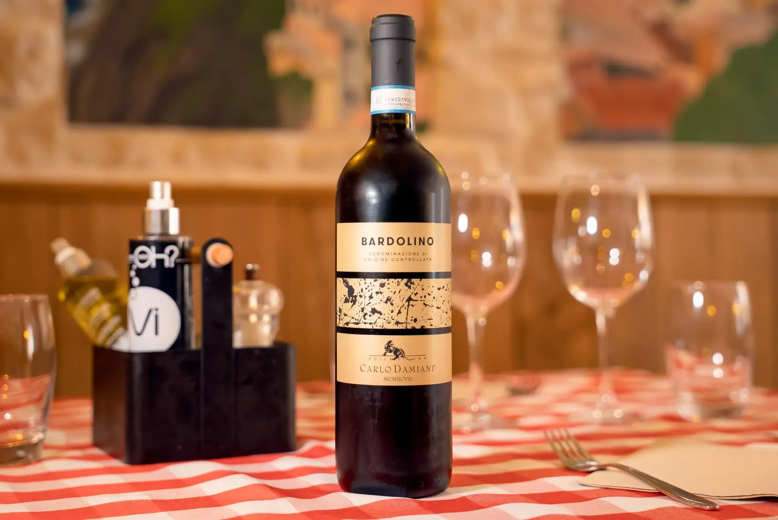 Bardolino Carlo Damiani servi en salle · cave italienne du restaurant Little Italy Menton