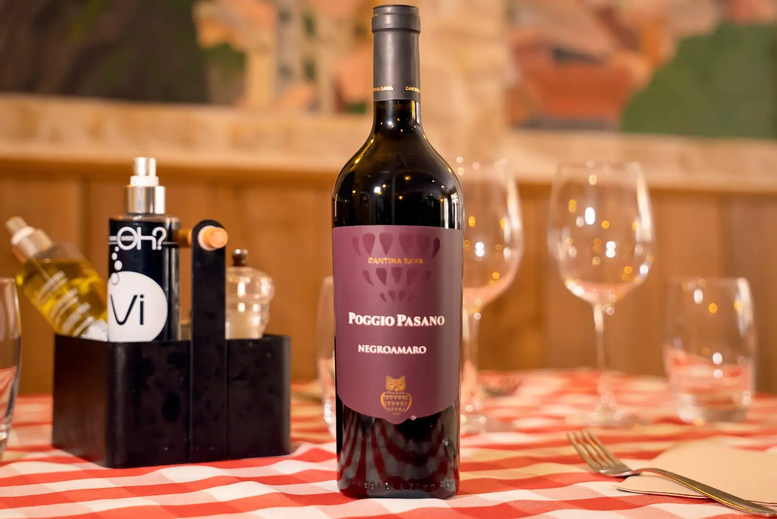 Vin italien Poggio Pasano Negroamaro servi en salle au Little Italy à Menton